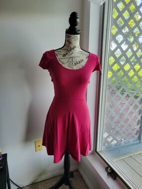Wet Seal Fuchsia Scoop Neck Short Sleeve Fit & Flaredress w Criss Cross Back. SM